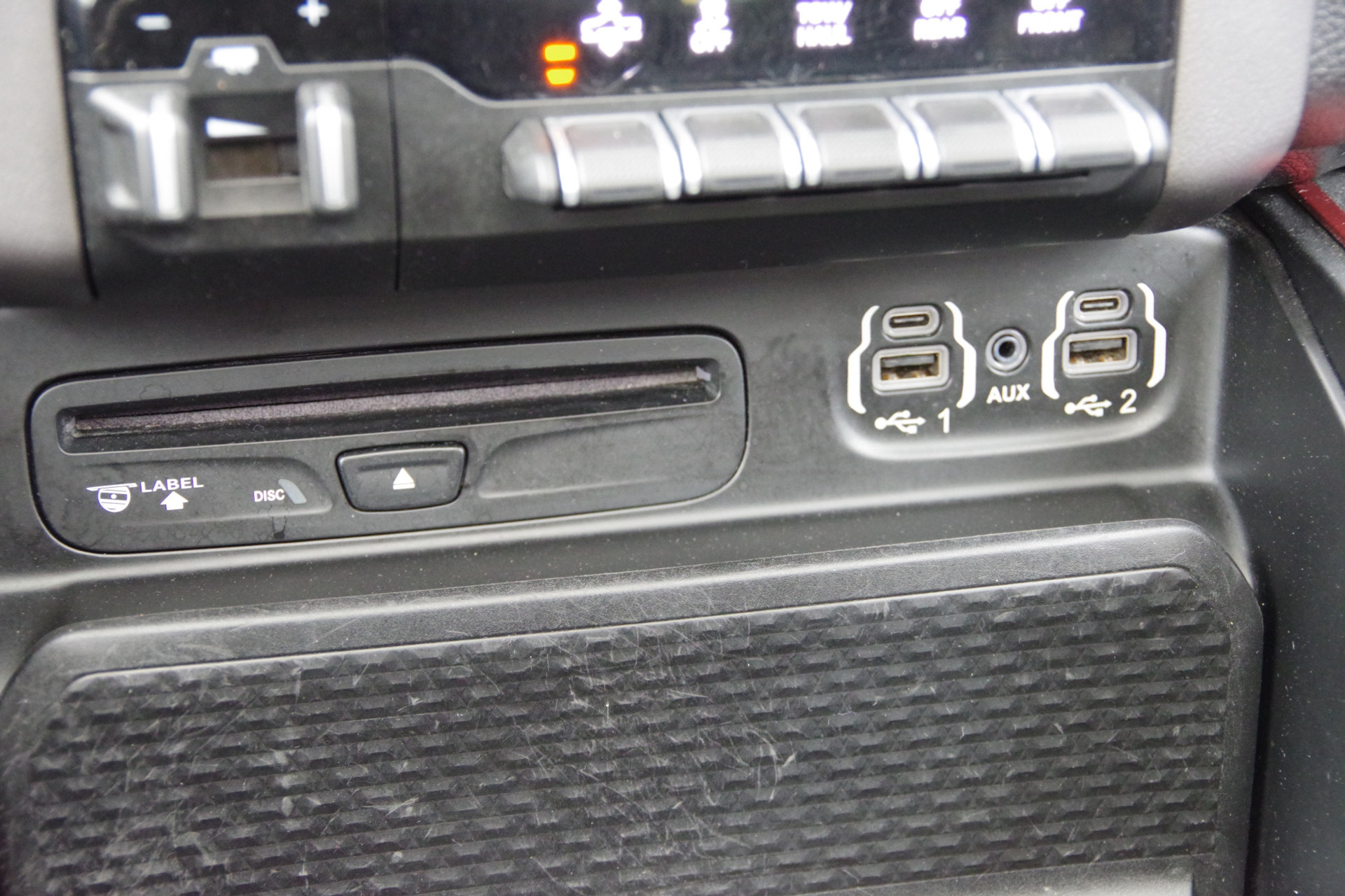 47306923-24.jpg