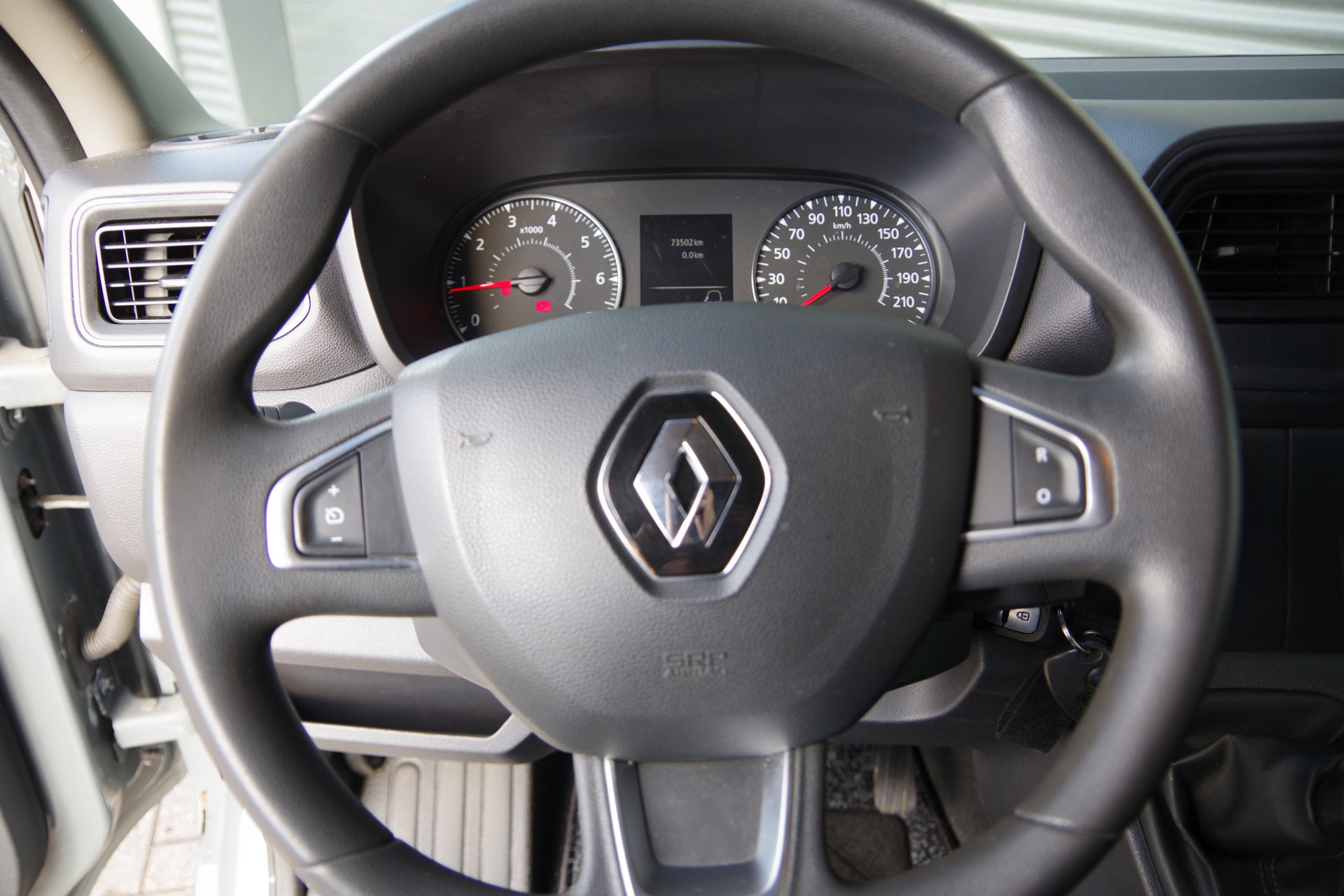 48237786-7.jpg